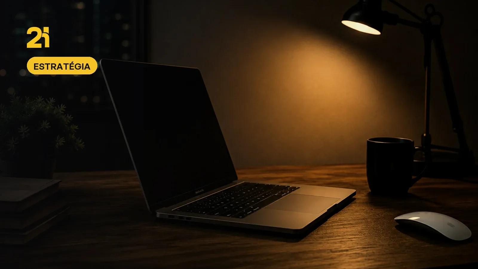 Notebook aberto numa mesa iluminada por um abajur, capa do Grupo 2!H sobre estratégia