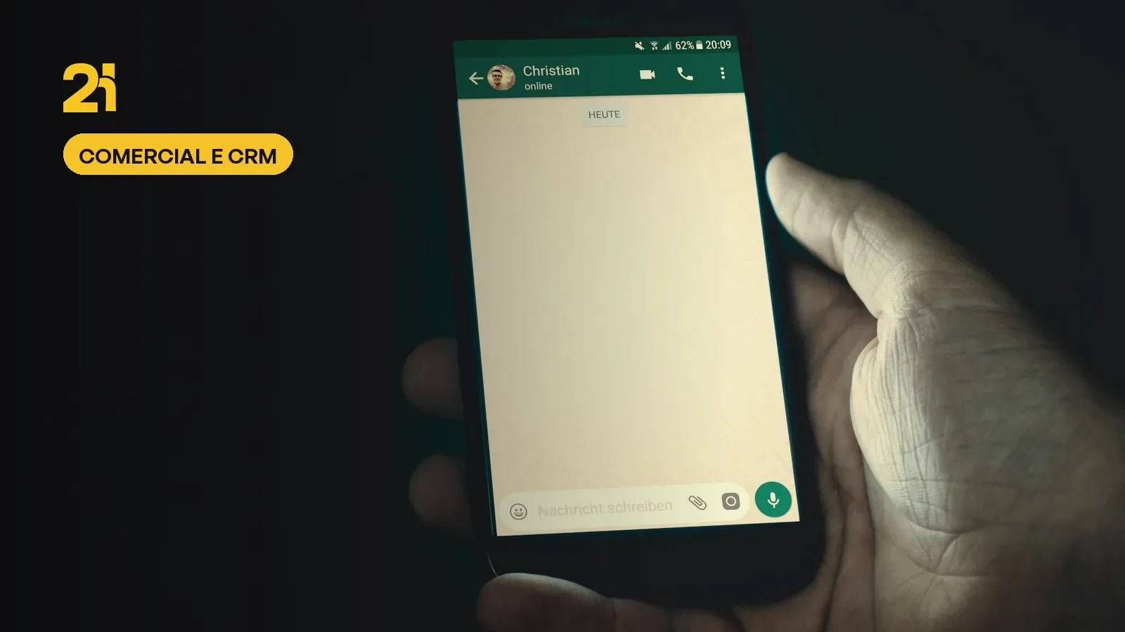 Mão segurando celular com uma conversa de WhatsApp aberta, capa do Grupo 2!H sobre comercial e CRM
